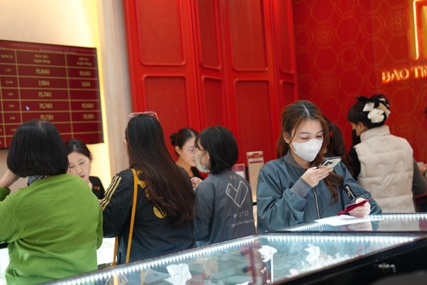 Giờ ai còn săn sale quần áo đón Tết nữa: “Săn” vàng mới chất!- Ảnh 4. Giờ ai còn săn sale quần áo đón Tết nữa: “Săn” vàng mới chất!- Ảnh 4.