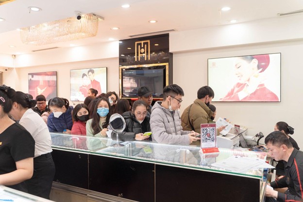 Giờ ai còn săn sale quần áo đón Tết nữa: “Săn” vàng mới chất!- Ảnh 5. Giờ ai còn săn sale quần áo đón Tết nữa: “Săn” vàng mới chất!- Ảnh 5.