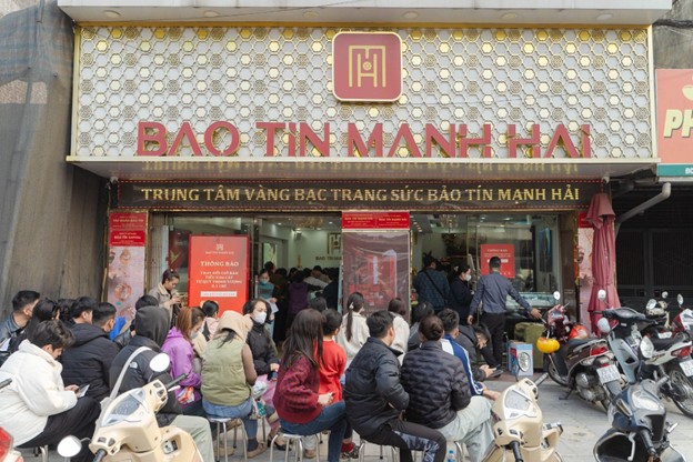 Giờ ai còn săn sale quần áo đón Tết nữa: “Săn” vàng mới chất!- Ảnh 6. Giờ ai còn săn sale quần áo đón Tết nữa: “Săn” vàng mới chất!- Ảnh 6.