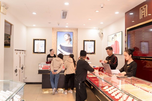 Giờ ai còn săn sale quần áo đón Tết nữa: “Săn” vàng mới chất!- Ảnh 7. Giờ ai còn săn sale quần áo đón Tết nữa: “Săn” vàng mới chất!- Ảnh 7.