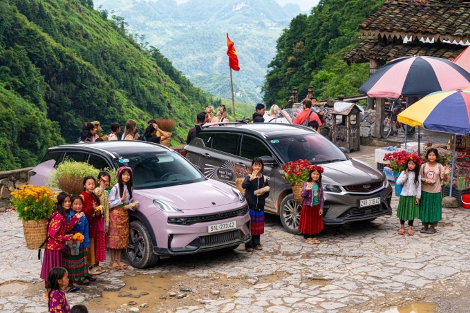Hai chiếc xe sử dụng trong hành trình ở vùng núi phía Bắc. Ảnh: Lynk & Co