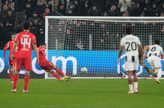 Vangelis Pavlidis trượt trụ và đá hỏng phạt đền. Ảnh: AP