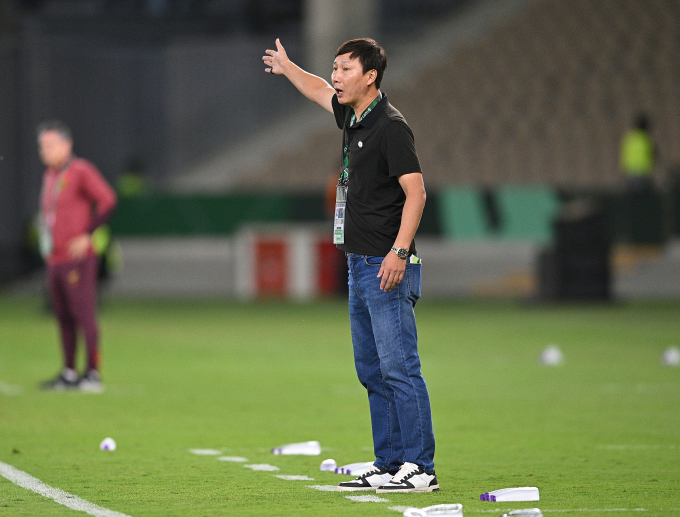HLV Kim Sang-sik chỉ đạo trong trận Việt Nam thua Trung Quốc 0-3 ở bán kết VCK U23 châu Á 2026, trên sân Prince Abdullah Al Faisal ở Jeddah, Arab Saudi ngày 20/1/2026. Ảnh: AFC