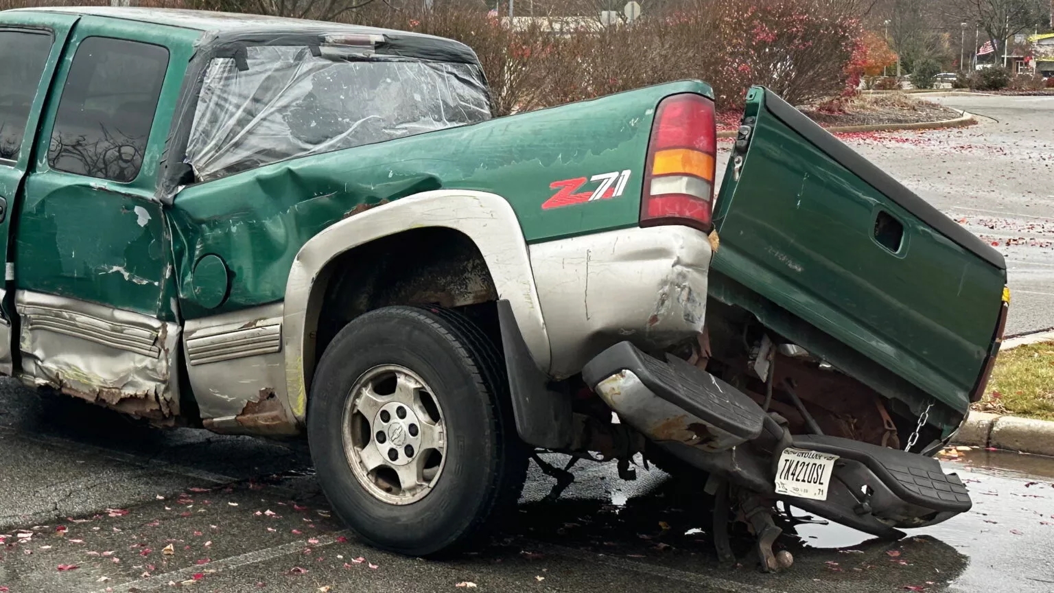 Xe cũ nát bỗng hot toàn mạng: Gần như gãy đôi vẫn chạy suốt 25 năm, cái kết ấm lòng người 2 xe cũ - Ảnh 2.