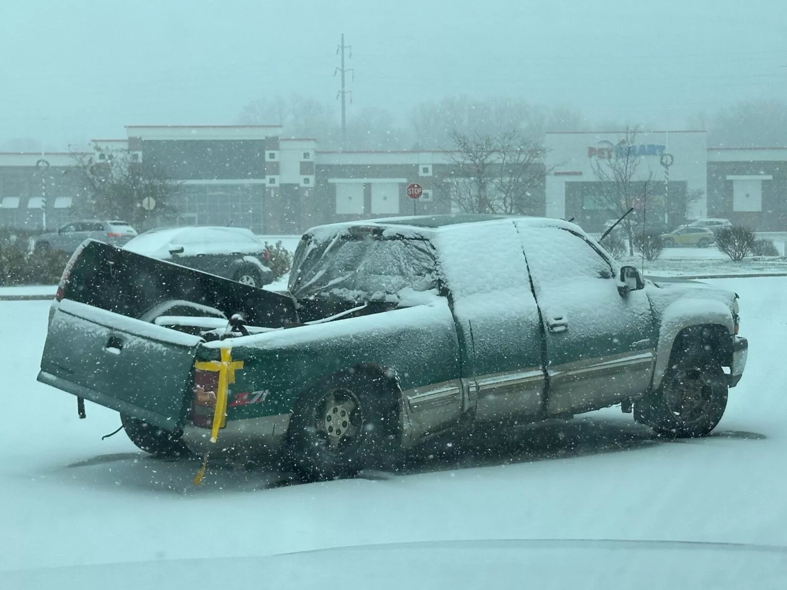 Xe cũ nát bỗng hot toàn mạng: Gần như gãy đôi vẫn chạy suốt 25 năm, cái kết ấm lòng người 4 Xe cũ nát bỗng hot toàn mạng: Gần như gãy đôi vẫn chạy suốt 25 năm, cái kết ấm lòng người - Ảnh 4.