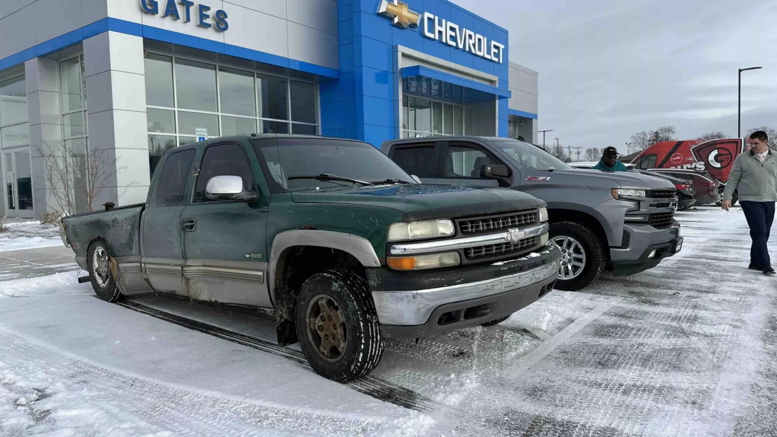 Xe cũ nát bỗng hot toàn mạng: Gần như gãy đôi vẫn chạy suốt 25 năm, cái kết ấm lòng người 5 Xe cũ nát bỗng hot toàn mạng: Gần như gãy đôi vẫn chạy suốt 25 năm, cái kết ấm lòng người - Ảnh 5.