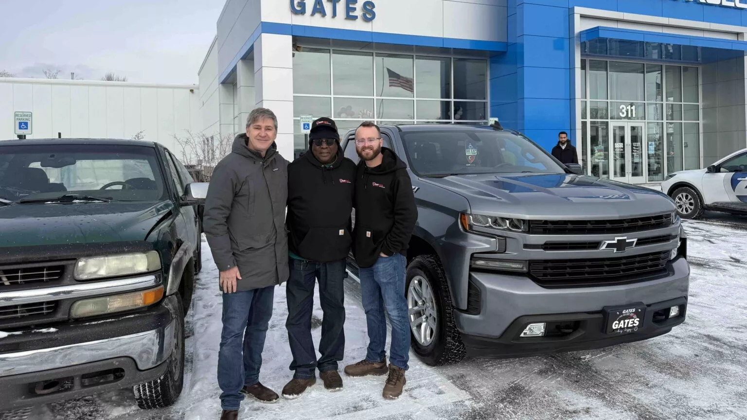 Xe cũ nát bỗng hot toàn mạng: Gần như gãy đôi vẫn chạy suốt 25 năm, cái kết ấm lòng người 6 xe cũ - Ảnh 6.