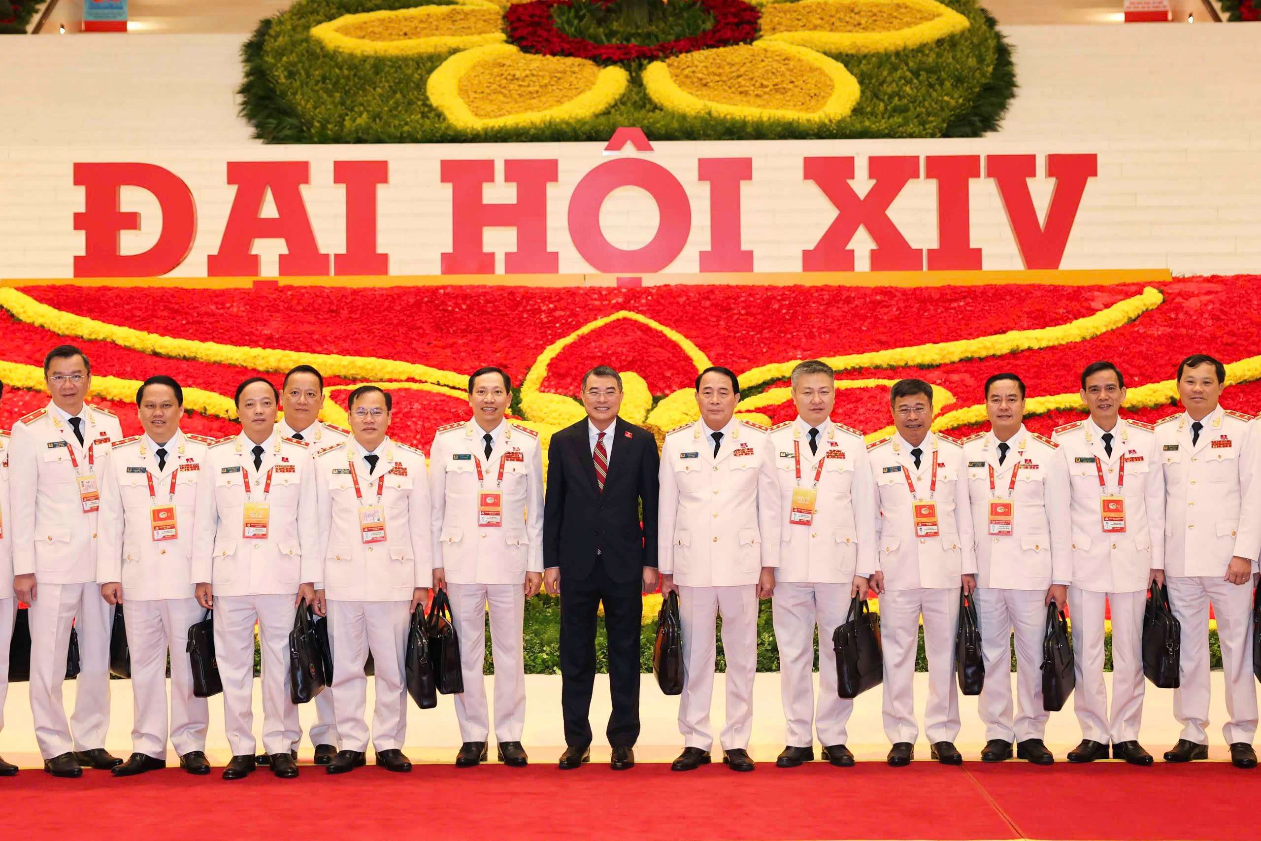 Lấy dân làm gốc: Tư tưởng Bác Hồ thấm sâu các tham luận Đại hội XIV 4 Bác Hồ - Ảnh 5.