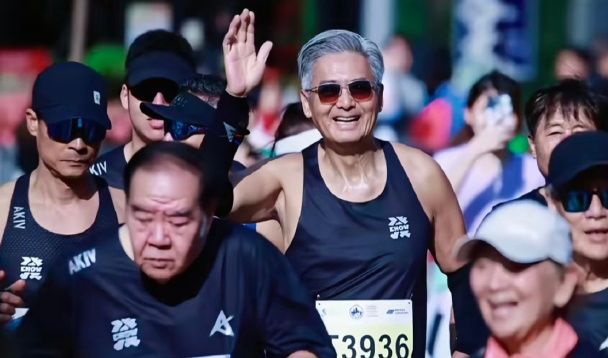 Châu Nhuận Phát, Trịnh Tắc Sĩ chạy marathon