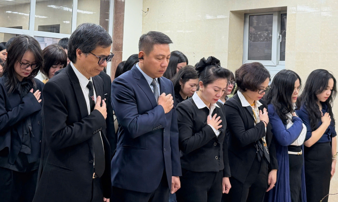 Các y bác sĩ, người nhận tạng, cúi đầu tri ân những người chết não hiến tạng trước bàn tưởng niệm. Ảnh: Lê Nga