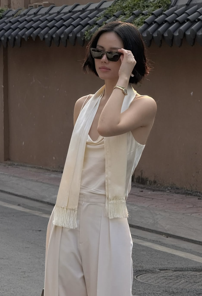 Diện nguyên set đồ màu trắng khẳng định gu thẩm mỹ tối giản tinh tế- Ảnh 2. Diện nguyên set đồ màu trắng khẳng định gu thẩm mỹ tối giản tinh tế- Ảnh 2.