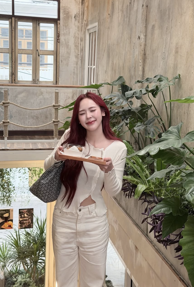 Diện nguyên set đồ màu trắng khẳng định gu thẩm mỹ tối giản tinh tế- Ảnh 5. Diện nguyên set đồ màu trắng khẳng định gu thẩm mỹ tối giản tinh tế- Ảnh 5.