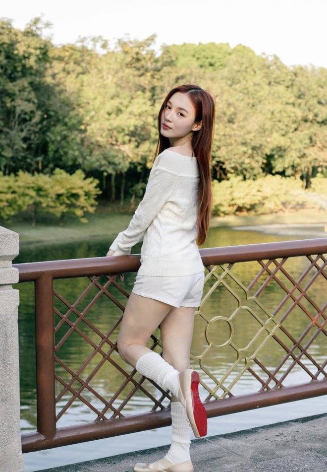 Diện nguyên set đồ màu trắng khẳng định gu thẩm mỹ tối giản tinh tế- Ảnh 7. Diện nguyên set đồ màu trắng khẳng định gu thẩm mỹ tối giản tinh tế- Ảnh 7.