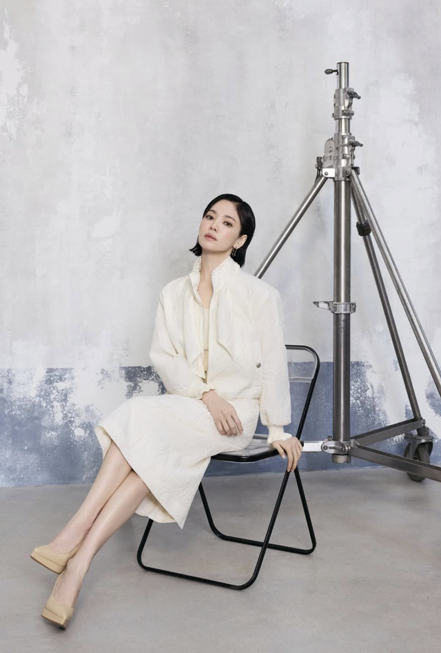 Diện nguyên set đồ màu trắng khẳng định gu thẩm mỹ tối giản tinh tế- Ảnh 10. Diện nguyên set đồ màu trắng khẳng định gu thẩm mỹ tối giản tinh tế- Ảnh 10.