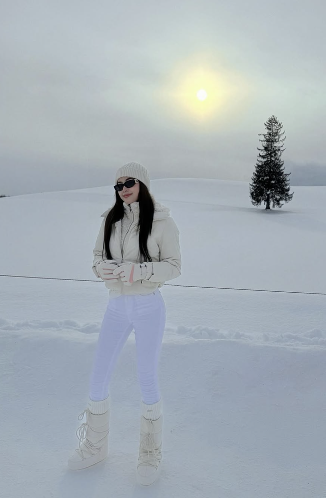 Diện nguyên set đồ màu trắng khẳng định gu thẩm mỹ tối giản tinh tế- Ảnh 12. Diện nguyên set đồ màu trắng khẳng định gu thẩm mỹ tối giản tinh tế- Ảnh 12.