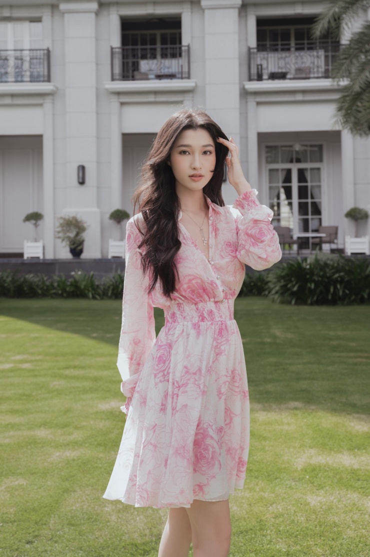 Phần lớn váy áo người đẹp sử dụng có chất liệu lụa, voan, nhấn nhá bằng chi tiết xếp ly, họa tiết hoa, bồng xòe nhẹ ở phần tay.
