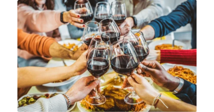 Những thói quen âm thầm khiến gan quá tải mà nhiều người không hay biết 3 Uống nhiều rượu bia làm tăng gánh nặng cho gan (Ảnh: Shutterstock)