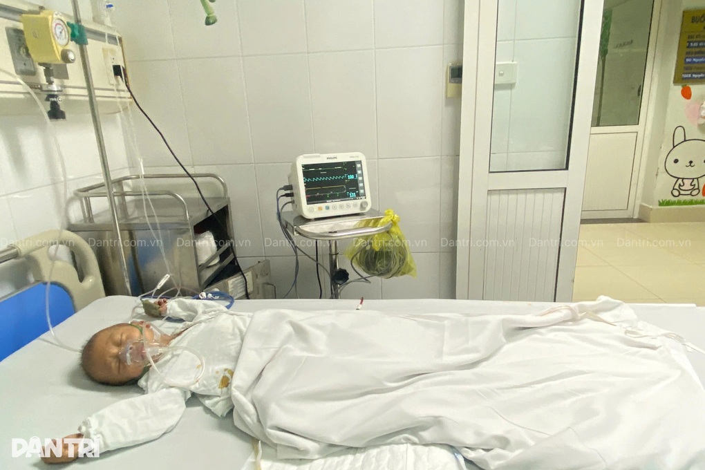 Ánh mắt khát sống của bé trai 4 tuổi mắc u phúc mạc ác tính - 2