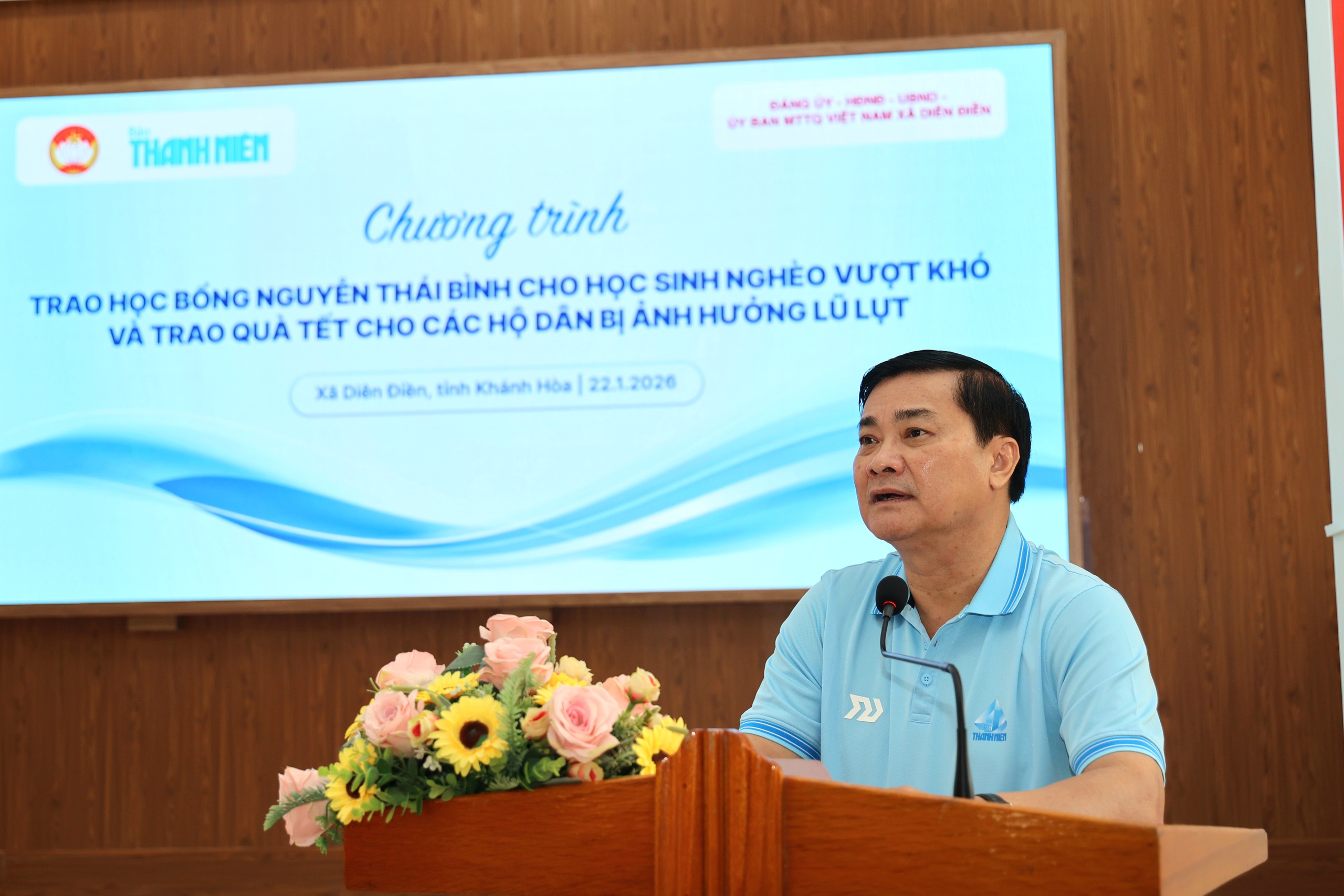 Báo Thanh Niên trao học bổng cho học sinh nghèo và quà tết cho người dân - Ảnh 2.