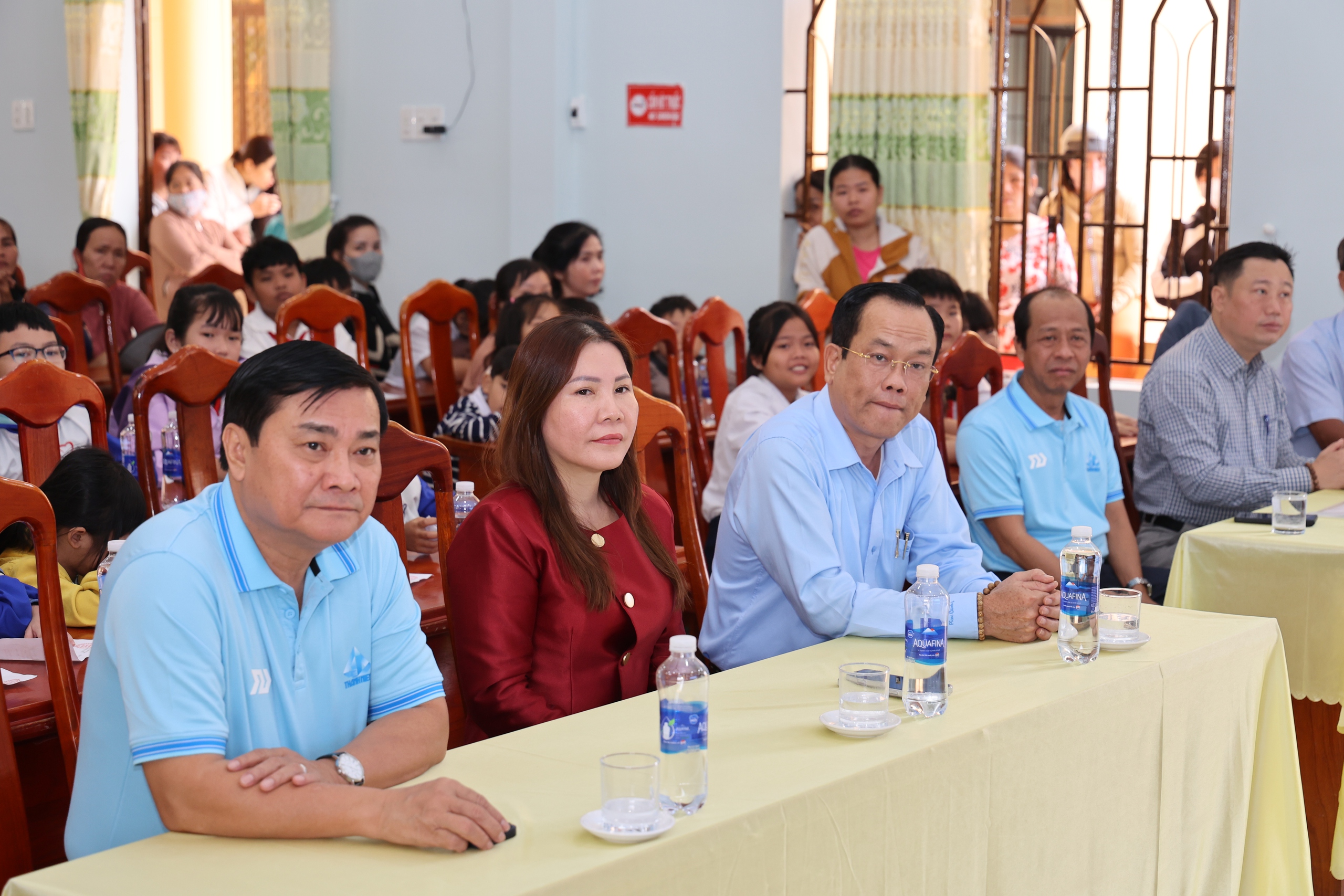 Báo Thanh Niên trao học bổng cho học sinh nghèo và quà tết cho người dân - Ảnh 3.