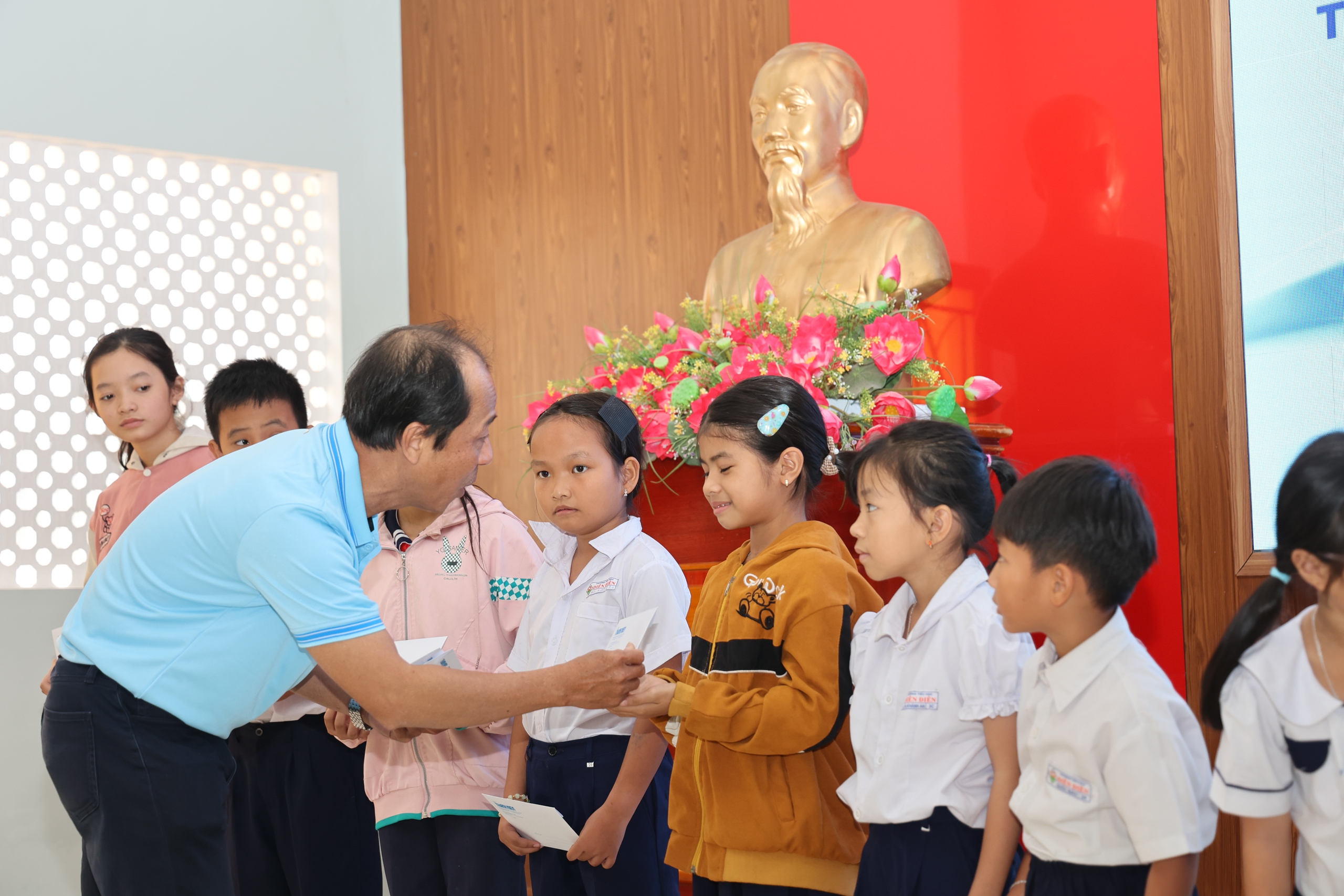 Báo Thanh Niên trao học bổng cho học sinh nghèo và quà tết cho người dân - Ảnh 5.