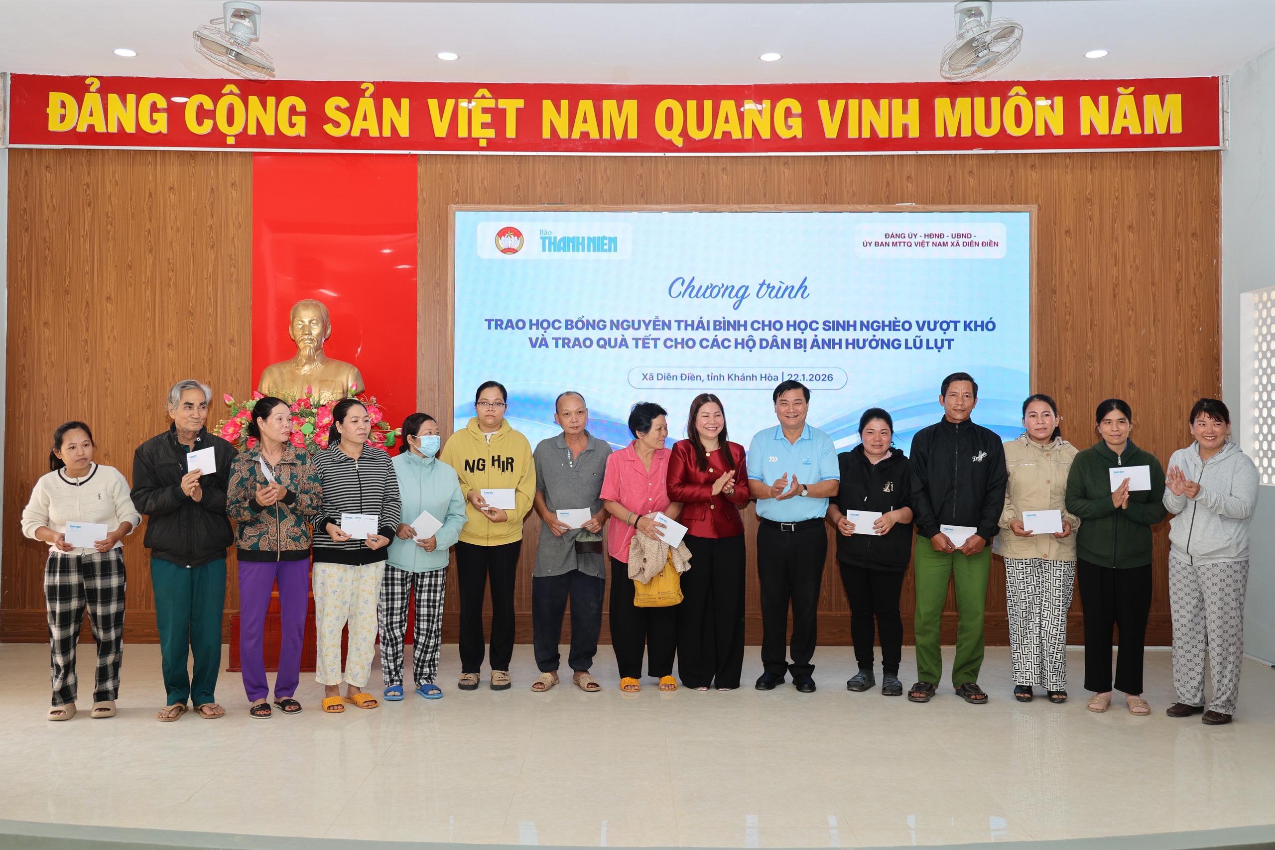 Báo Thanh Niên trao học bổng cho học sinh nghèo và quà tết cho người dân - Ảnh 8.