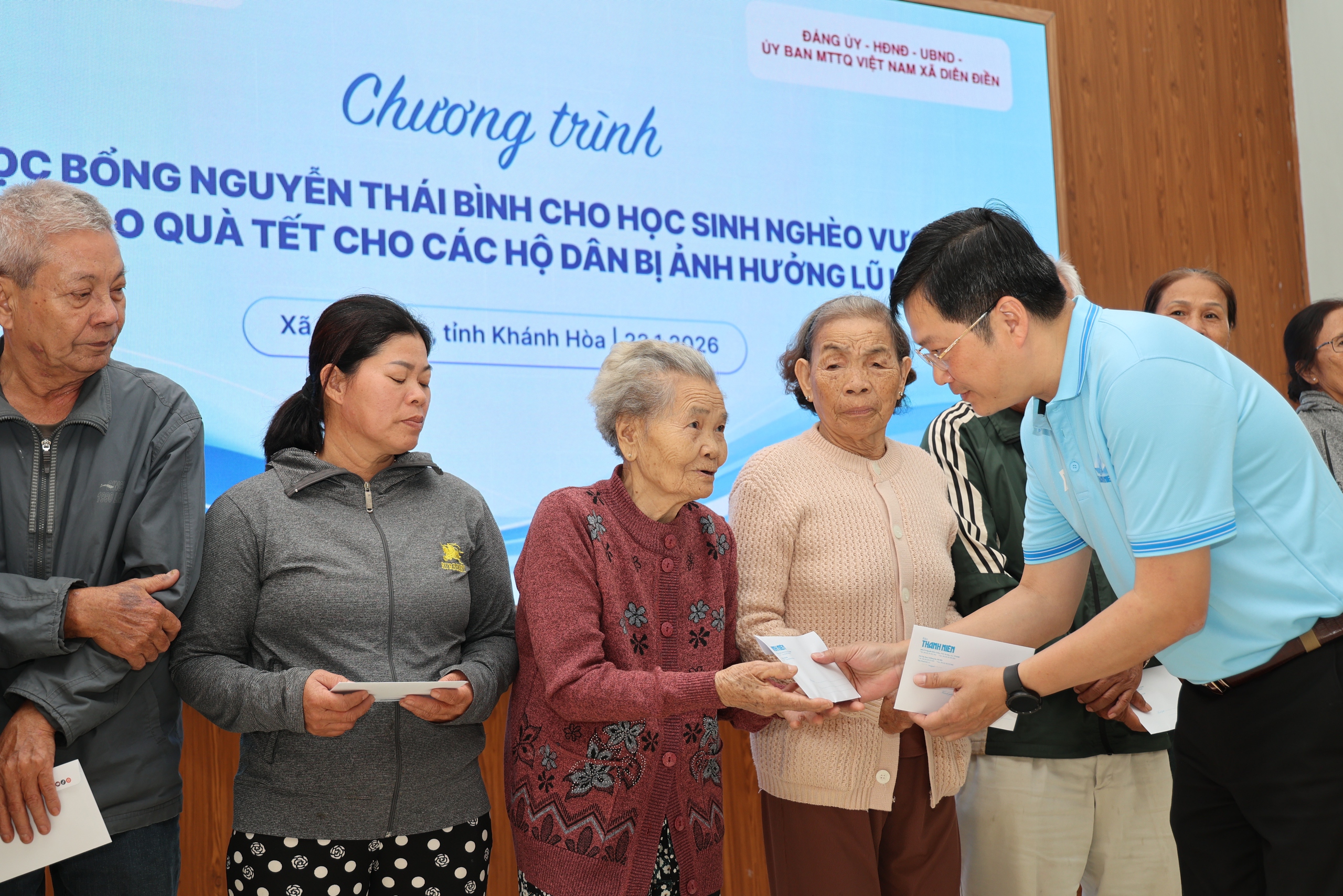 Báo Thanh Niên trao học bổng cho học sinh nghèo và quà tết cho người dân - Ảnh 9.