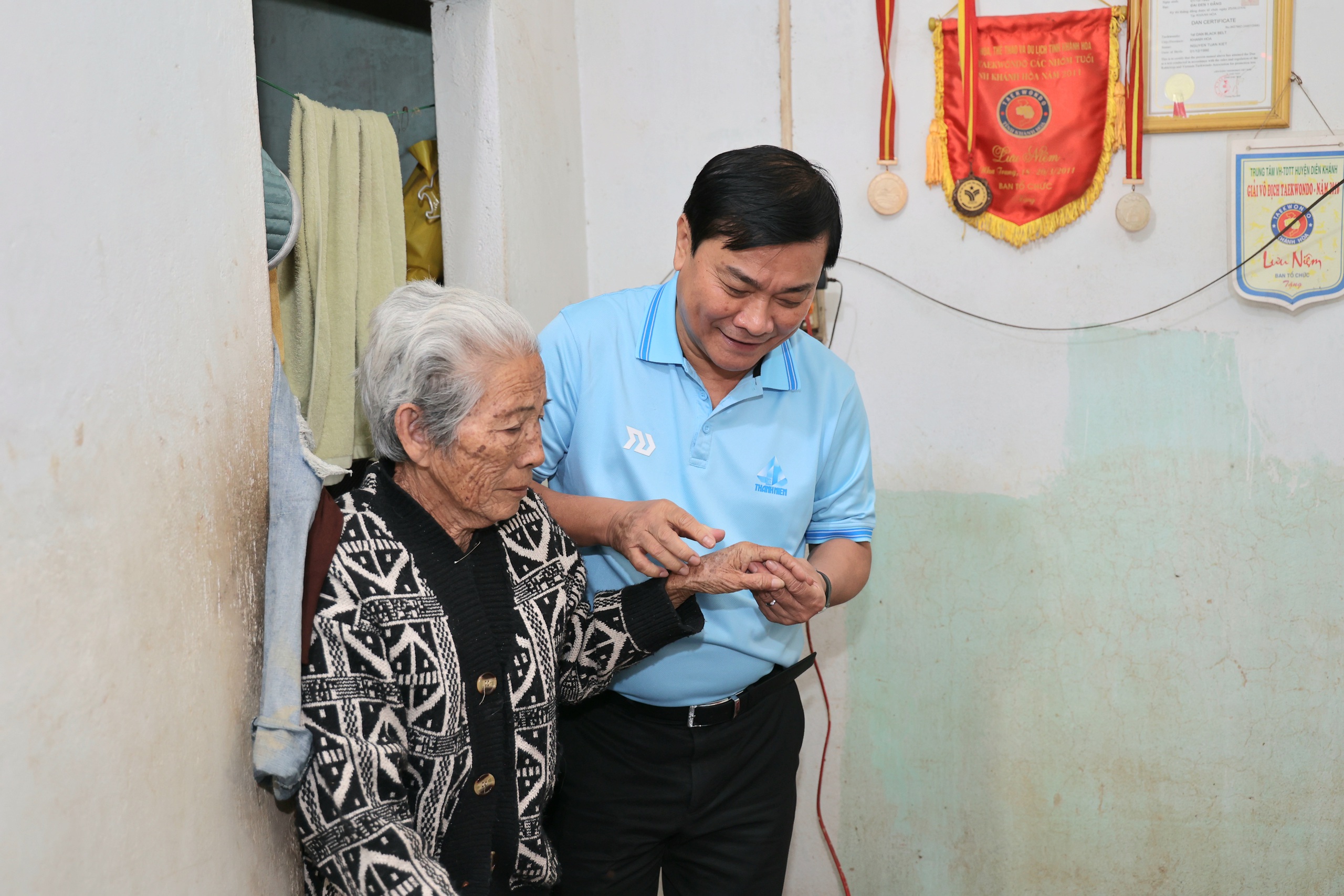 Báo Thanh Niên trao học bổng cho học sinh nghèo và quà tết cho người dân - Ảnh 12.