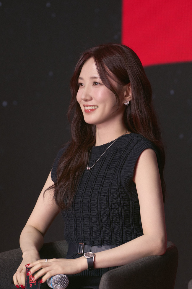 Khung hình gây bấn loạn nhất ngày: Son Ye Jin bị “mỹ nhân đổi đời nhờ áo dài Việt” áp đảo?- Ảnh 4.