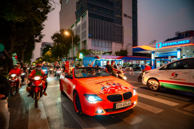 Không khí Ngoại hạng Anh được lan tỏa trên các tuyến phố thông qua hoạt động diễu hành. Ảnh: FPT