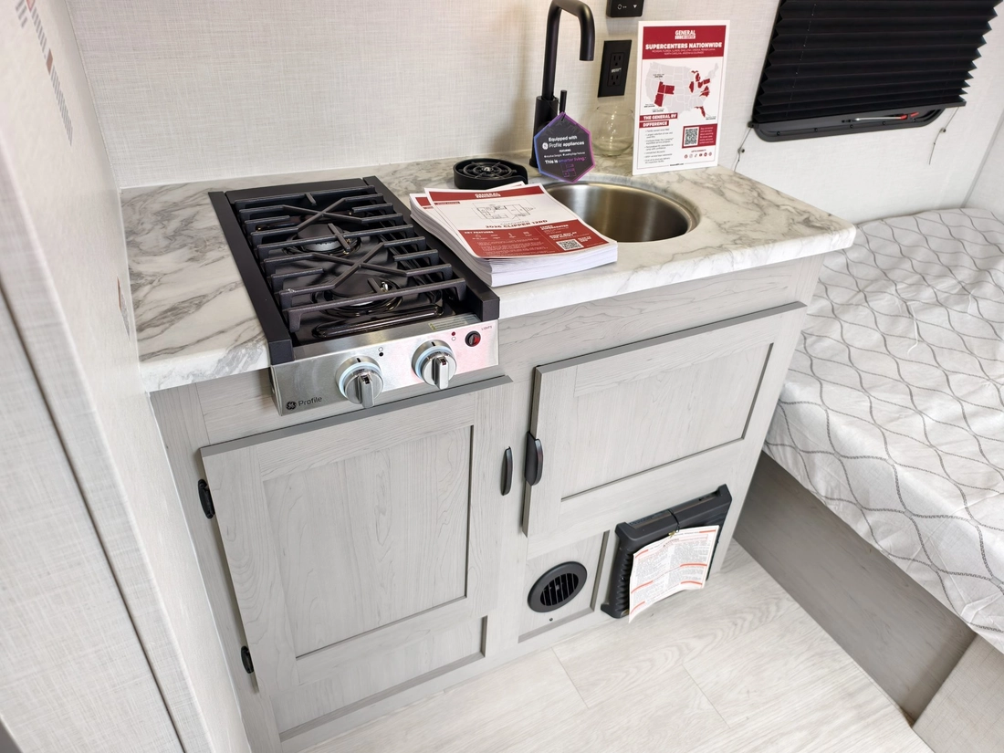 Nhà di động giá chỉ rẻ bằng nửa Toyota Vios, vẫn đủ tiện nghi nhưng nội thất 'mỏng manh' 6 nhà di động - Ảnh 6.