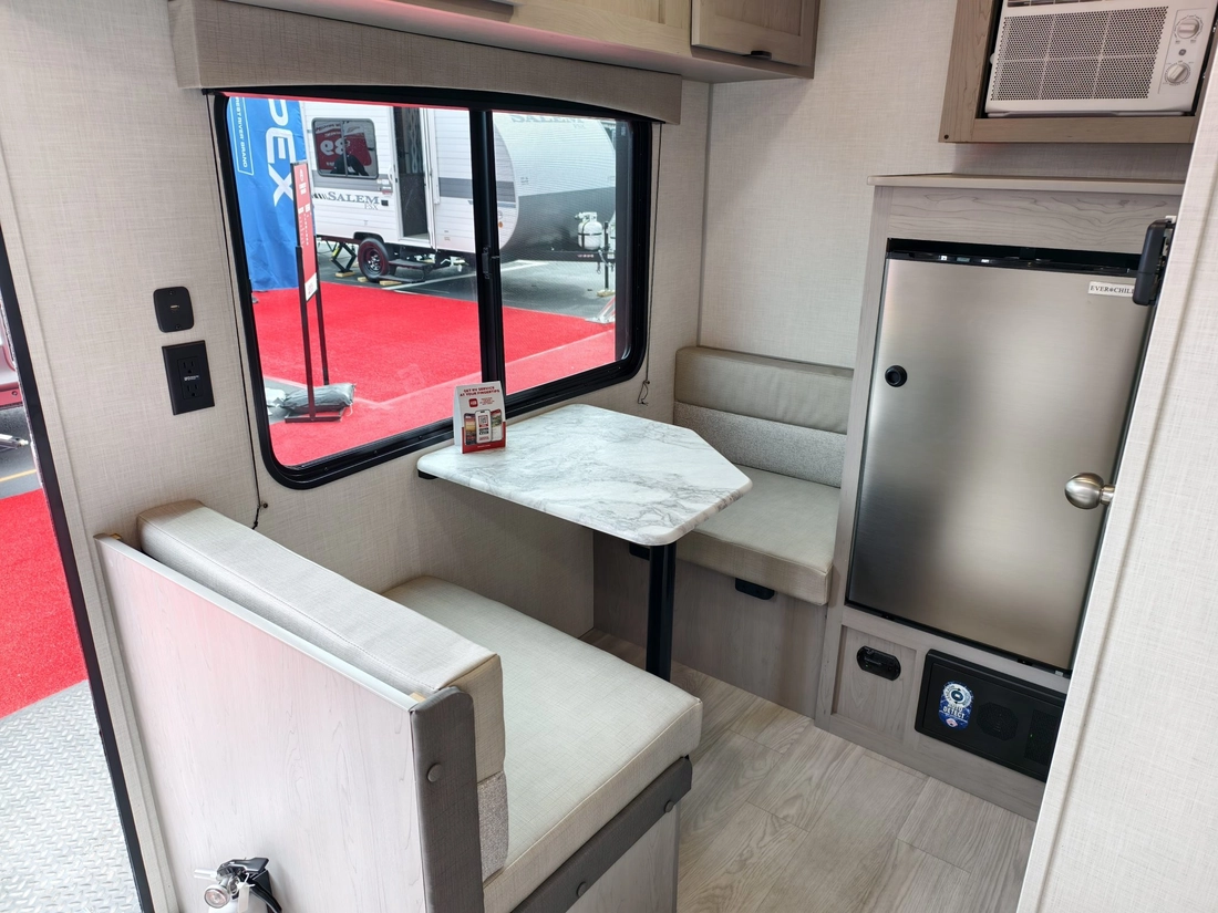 Nhà di động giá chỉ rẻ bằng nửa Toyota Vios, vẫn đủ tiện nghi nhưng nội thất 'mỏng manh' 7 nhà di động - Ảnh 7.