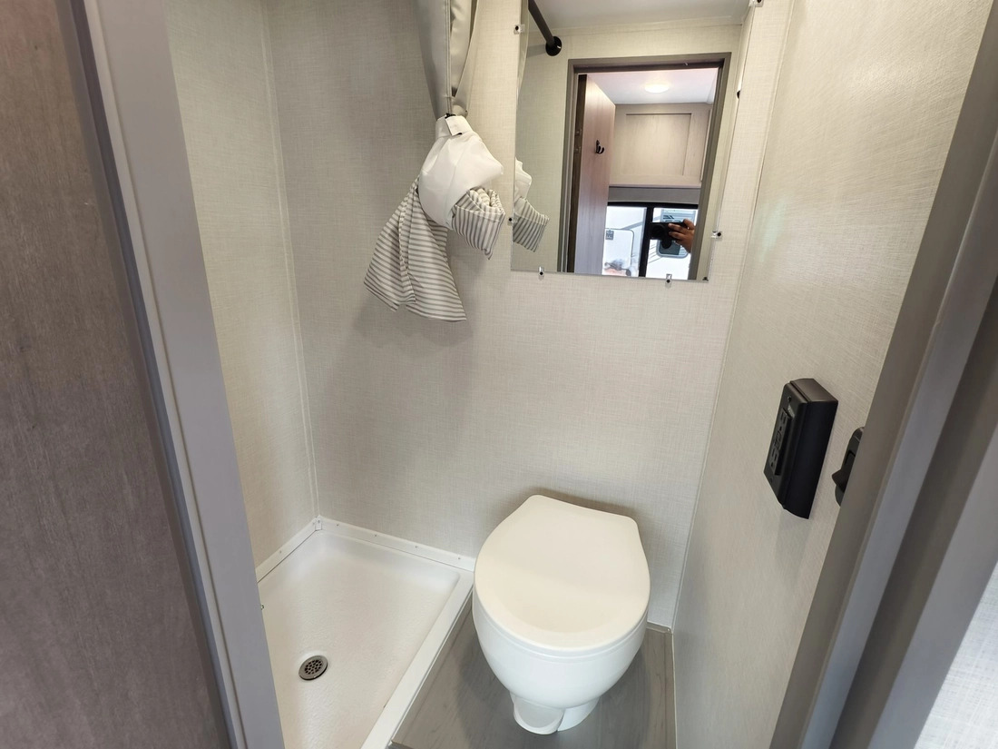 Nhà di động giá chỉ rẻ bằng nửa Toyota Vios, vẫn đủ tiện nghi nhưng nội thất 'mỏng manh' 8 Nhà di động giá chỉ rẻ bằng nửa Toyota Vios, vẫn đủ tiện nghi nhưng nội thất 'mỏng manh' - Ảnh 8.