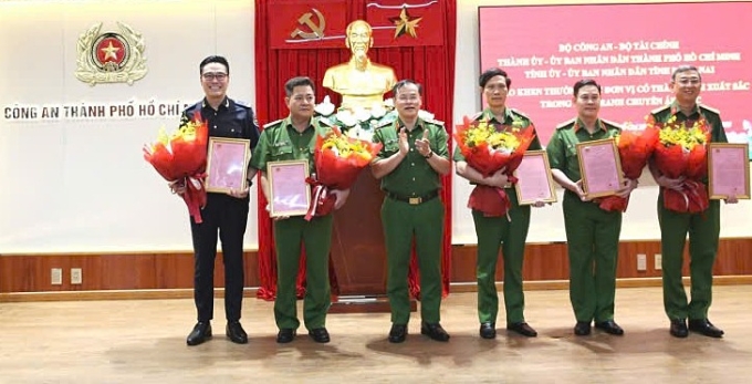 Thứ trưởng Công an Nguyễn Văn Long (thứ 3, bên trái) trao thư khen cho đại diện các đơn vị tham gia Chuyên án 1025C. Ảnh: Bộ Công an