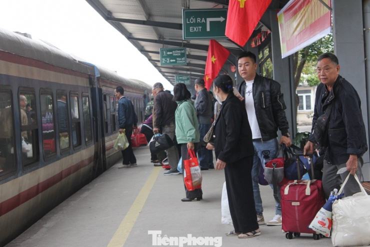 Nhiều chuyến tàu Tết Bính Ngọ 2026 đã hết chỗ trong ngày cao điểm. Ảnh: Lộc Liên.