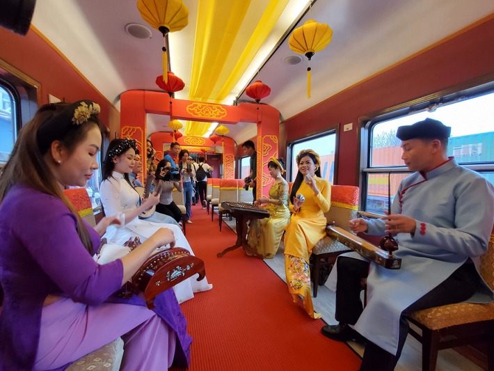 Người dân bất ngờ đổ xô trải nghiệm đoàn tàu 5 sao đẳng cấp với giá chỉ 150.000 đồng- Ảnh 2. Người dân bất ngờ đổ xô trải nghiệm đoàn tàu 5 sao đẳng cấp với giá chỉ 150.000 đồng- Ảnh 2.