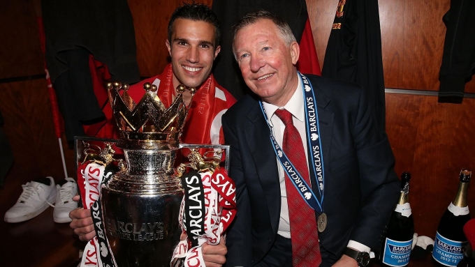 Sir Alex Ferguson (phải) cùng tiền đạo Robin van Persie bên chiếc cup Ngoại hạng Anh 2012-2013. Ảnh: Reuters