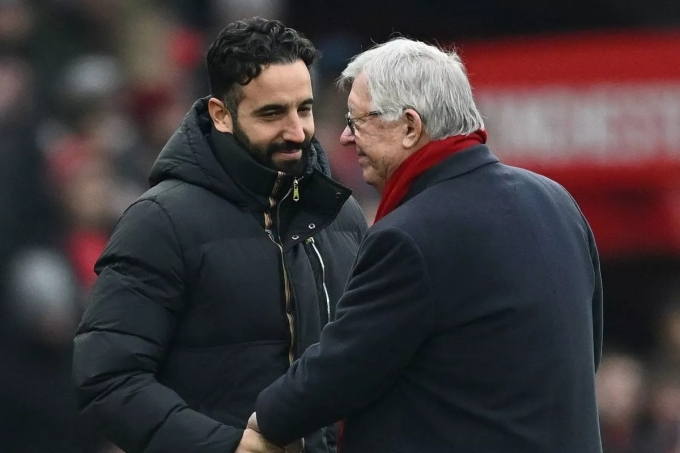 Sir Alex Ferguson (phải) bắt tay HLV Ruben Amorim sau trận Man Utd gặp Brighton tại sân Old Trafford hồi tháng 1/2025. Ảnh: Reuters