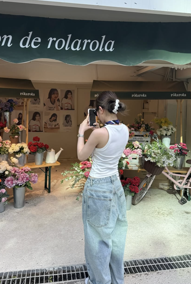 Quần jeans ống rộng trở thành lựa chọn quen thuộc trong tủ đồ của phái đẹp- Ảnh 2.