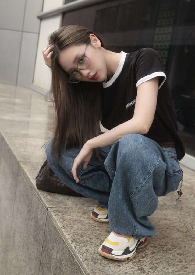 Quần jeans ống rộng trở thành lựa chọn quen thuộc trong tủ đồ của phái đẹp- Ảnh 7.