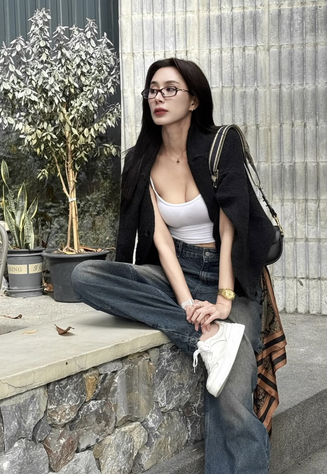 Quần jeans ống rộng trở thành lựa chọn quen thuộc trong tủ đồ của phái đẹp- Ảnh 9.