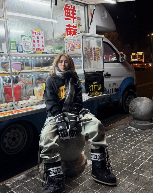 Quần jeans ống rộng trở thành lựa chọn quen thuộc trong tủ đồ của phái đẹp- Ảnh 11.