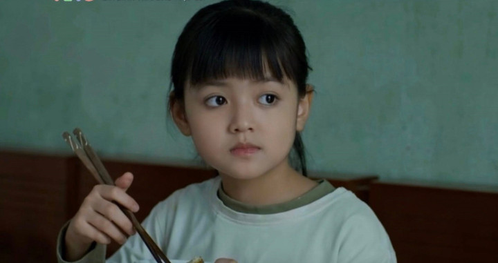 Diễn viên nhí 8 tuổi gây sốt phim giờ vàng VTV vì lấy nước mắt khán giả 4 Tuổi còn nhỏ nhưng Nhi đã phải trải qua biến cố lớn khi mẹ mất sớm và về sống cùng người bố không biết mặt suốt nhiều năm. Sự hiểu chuyện của một cô bé khiến khán giả không khỏi xúc động.