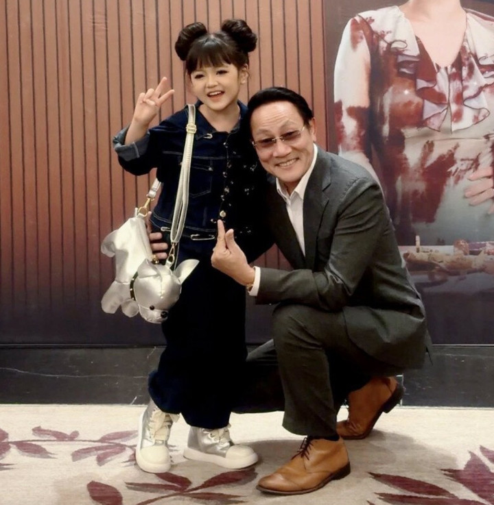 Diễn viên nhí 8 tuổi gây sốt phim giờ vàng VTV vì lấy nước mắt khán giả 6 Diễn xuất của Cherry An Nhiêm thậm chí khiến NSƯT Hoàng Hải nhận xét: “Bố nghĩ tới khi con 16 tuổi mà diễn như thế này là phải lên NSƯT rồi, 21 tuổi khéo vừa đạt danh hiệu hoa hậu, người mẫu, diễn viên, NSND rồi 22 tuổi về hưu. Chứ diễn Nhi như thế này thì cứ gọi đỉnh của chóp, 10 điểm không có nhưng".