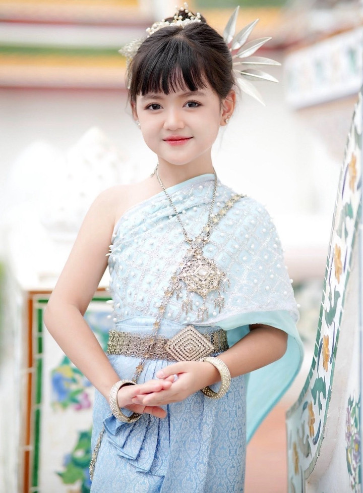 Diễn viên nhí 8 tuổi gây sốt phim giờ vàng VTV vì lấy nước mắt khán giả 8 Cô bé không phải gương mặt mới với khán giả phim Việt giờ vàng khi từng tham gia nhiều dự án như "Cầu vồng ở phía chân trời", "Đừng làm mẹ cáu", "Anh có phải đàn ông không", "Thương ngày nắng về", "Đấu trí", "Hương vị tình thân", "Chúng ta của 8 năm sau"…