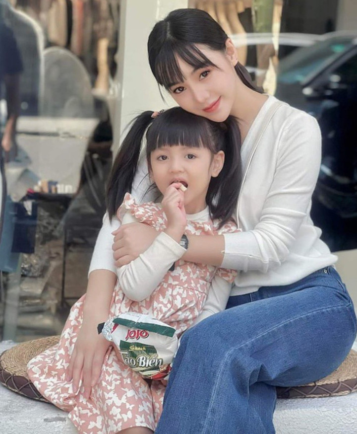 Diễn viên nhí 8 tuổi gây sốt phim giờ vàng VTV vì lấy nước mắt khán giả 9 Trong "Đừng làm mẹ cáu", cô bé còn đảm nhận vai chính bên cạnh Quỳnh Kool. Thời điểm đó, diễn xuất của An Nhiên đã nhận được nhiều lời khen.