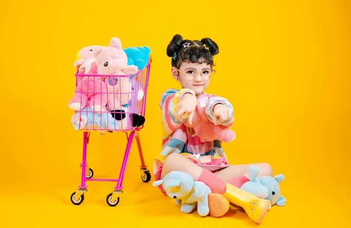 Diễn viên nhí 8 tuổi gây sốt phim giờ vàng VTV vì lấy nước mắt khán giả 11 Mẹ An Nhiên cho biết, dù con gái nổi tiếng từ bé nhưng được dạy dỗ rất nghiêm khắc. Từ cách chào hỏi đến thái độ khi hợp tác làm việc với người lớn, cô bé luôn lễ phép, ngoan ngoãn và hoàn thành tốt vai trò của mình.