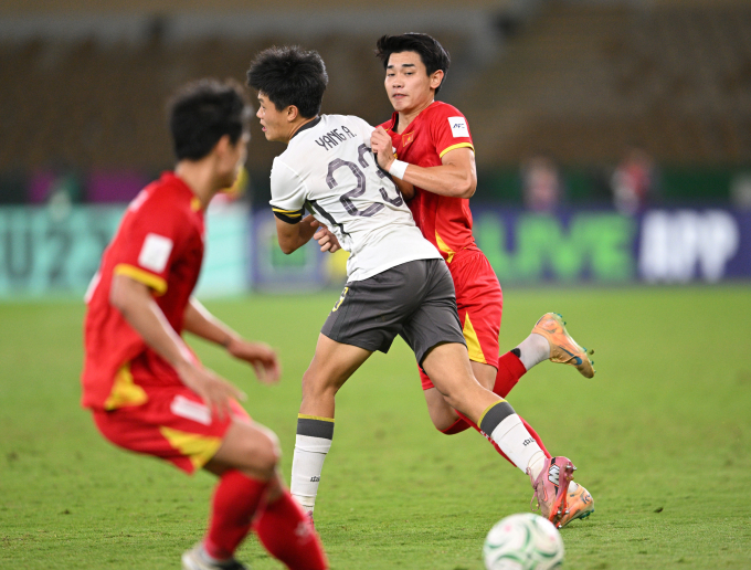 Tiền đạo Việt Nam Nguyễn Đình Bắc (áo đỏ) thi đấu trong trận thua Trung Quốc 0-3. Ảnh: AFC