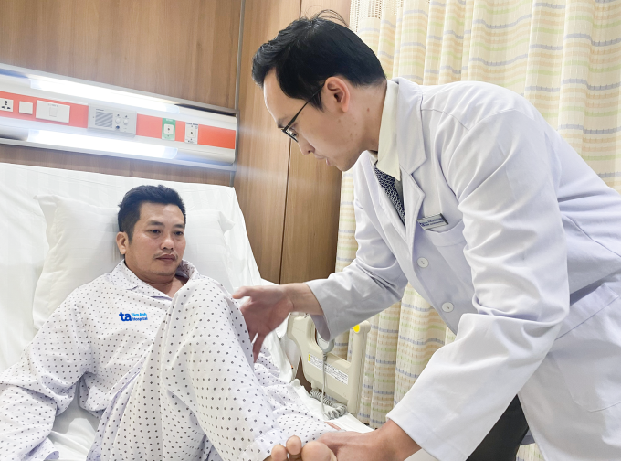 Bác sĩ Thành kiểm tra tình trạng hồi phục chức năng khớp háng của ông Hưng ngày đầu sau phẫu thuật. Ảnh: Bệnh viện Đa khoa Tâm Anh