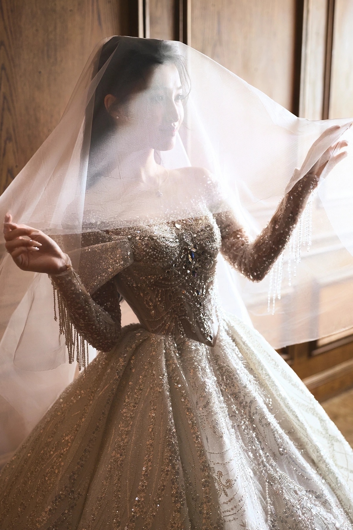 Á hậu Phương Nhi gây sốt khi tạo dáng với áo cưới